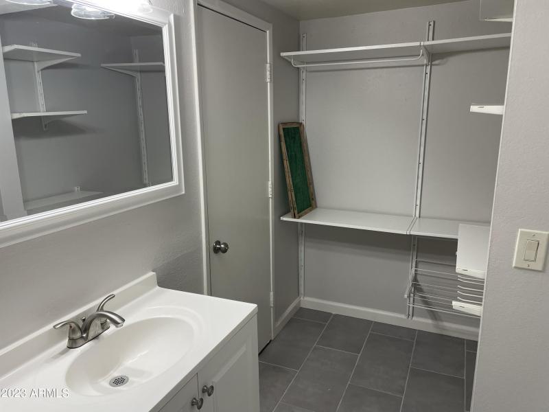 21 Upstairs Bath & Closet