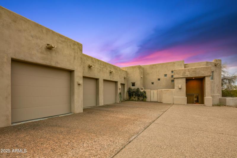006_4 Car Garage Entrance