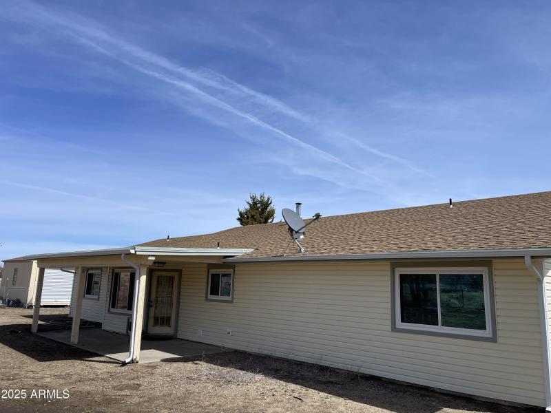 28 covered patio S side