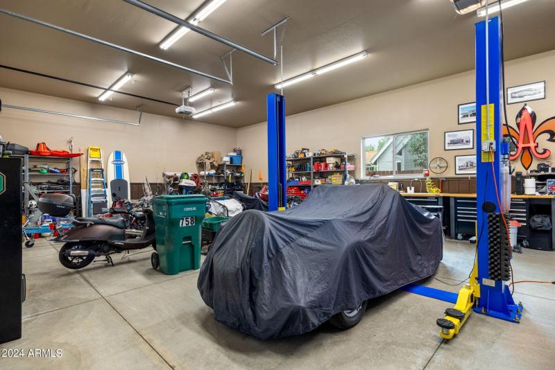 Garage with Lift