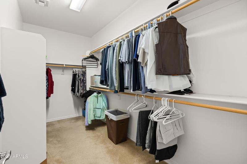 4i Owner's Walk-in closet