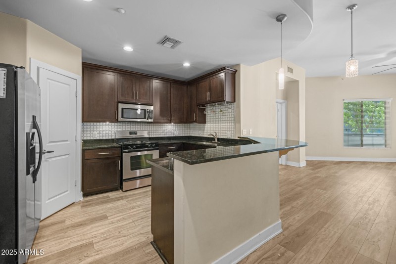 16)KITCHEN