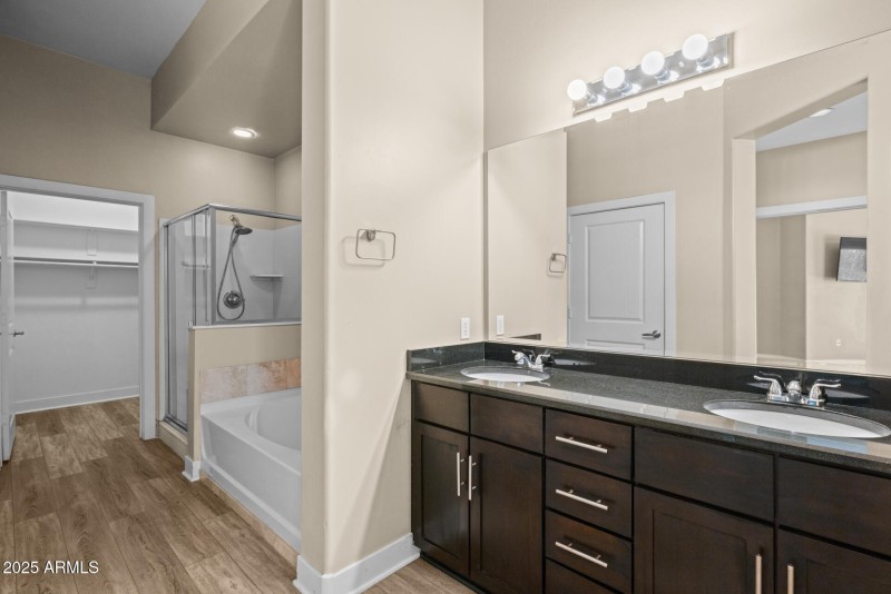 20)MASTER BATH