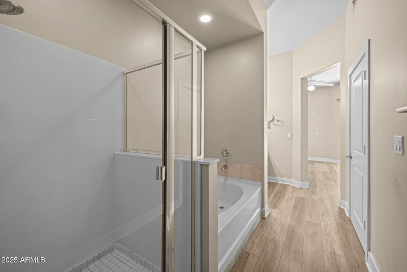 21)MASTER BATH