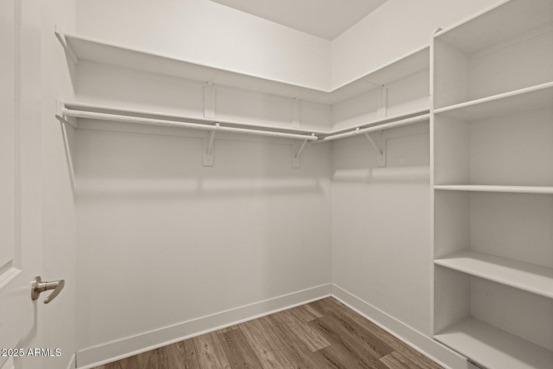 25)MASTER CLOSET