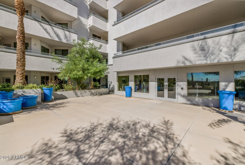 40) COMMUNITY COURTYARD