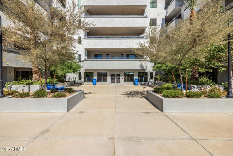 41) COMMUNITY COURTYARD