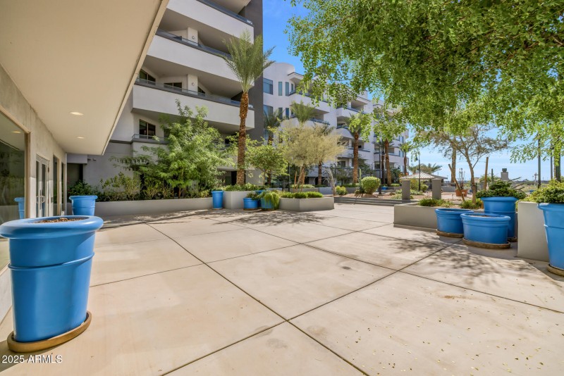 43) COMMUNITY COURTYARD