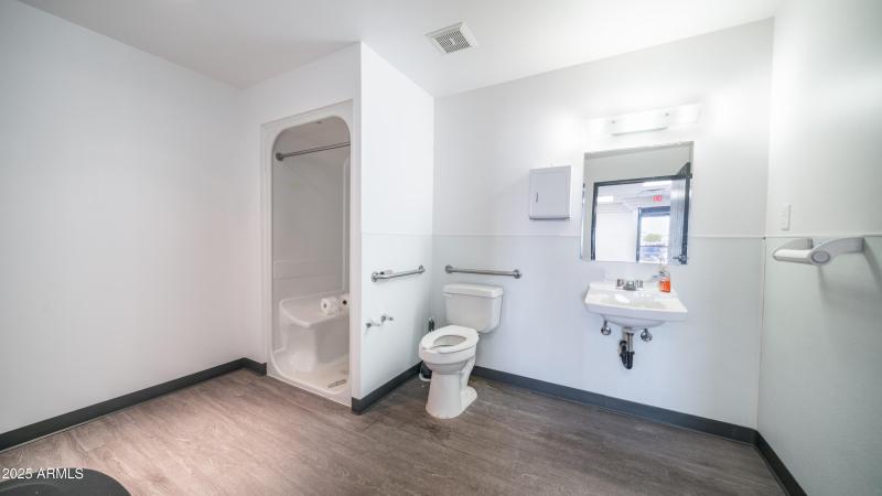 Restroom w/ Shower