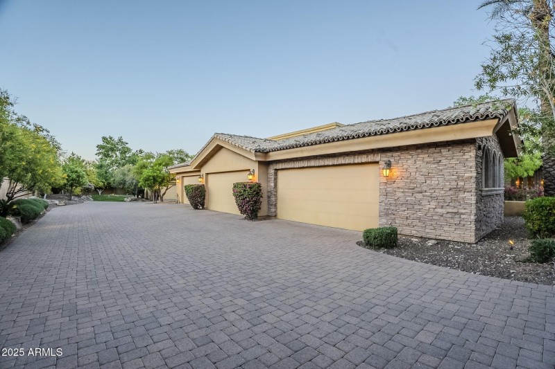 005_Exterior Garage