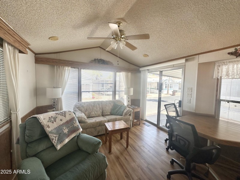 COMFY FRONT LIVING SPACE