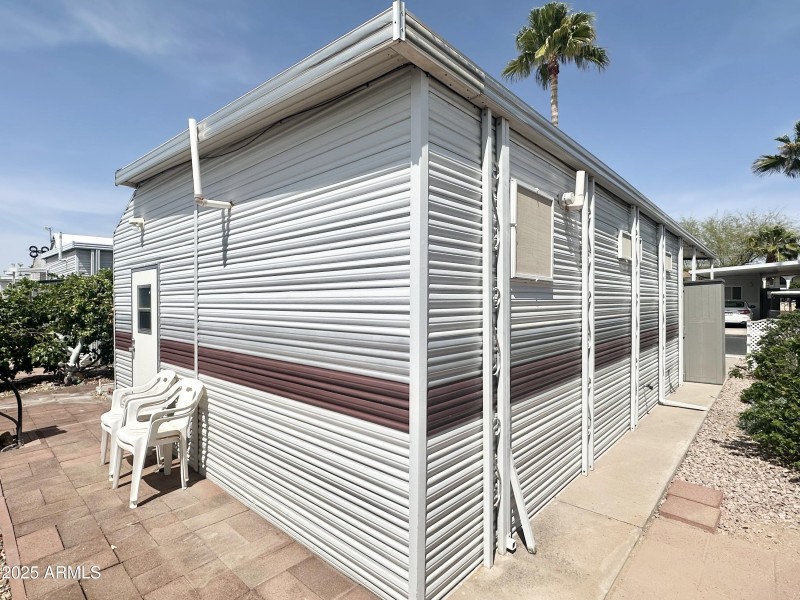 BACK PAITO SPACE/SIDE OF AZ ROOM