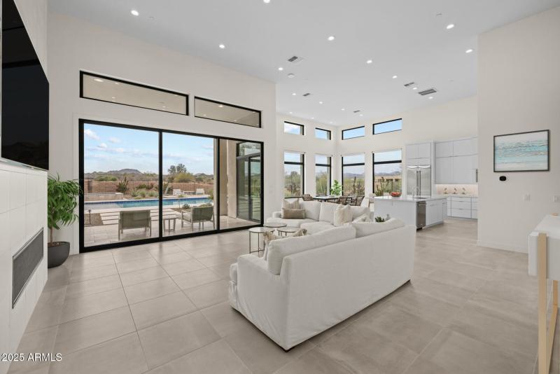 13) GREAT ROOM_final