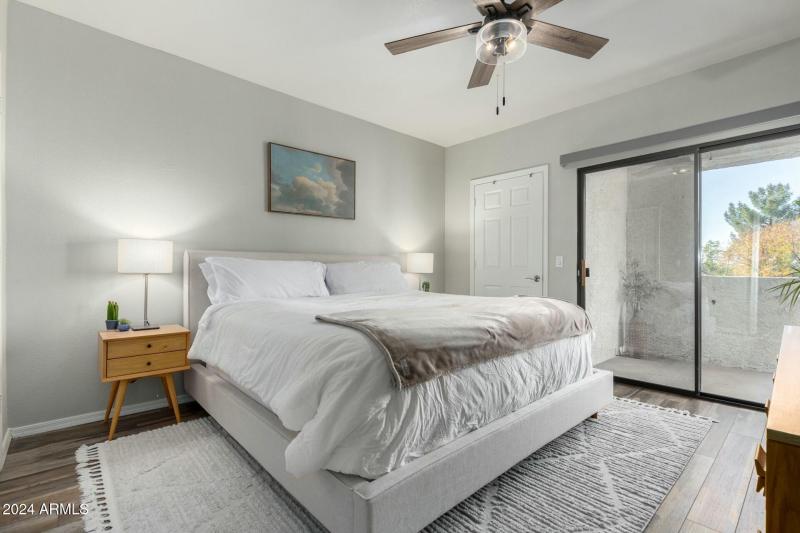 Bedroom w/ 2 closets