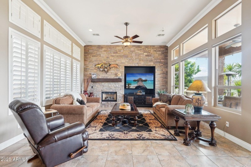 11-web-or-mls-N 130th Ave-01042025-009