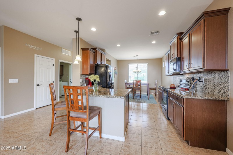 Breakfast Bar/Kitchen