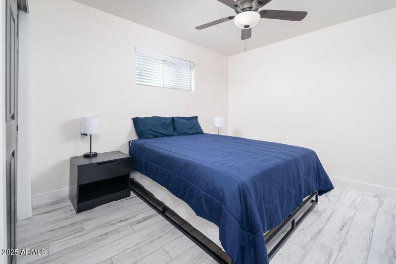 Guest bed, 1 queen, from door