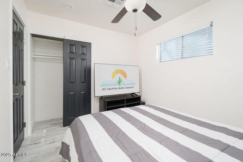 Guest bed, 1 queen, from door