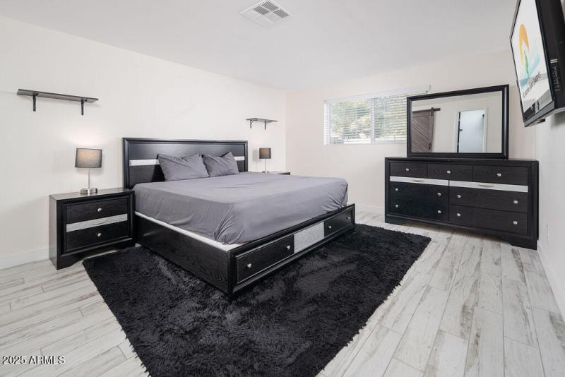 Primary bed, king with TV