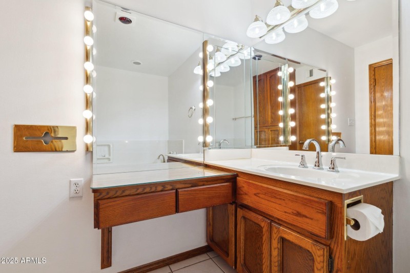 27-web-or-mls-8629-e-cambridge-ave