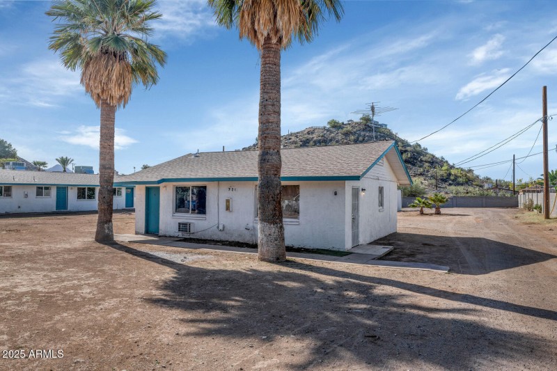 715721 W Cinnabar Ave-large-014-039-7157