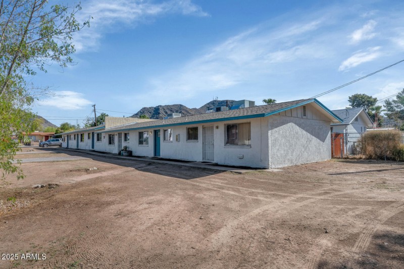 715721 W Cinnabar Ave-large-021-037-7157