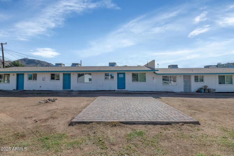 715721 W Cinnabar Ave-large-022-031-7157