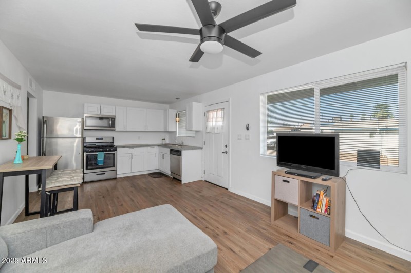 715721 W Cinnabar Ave-large-026-044-7157