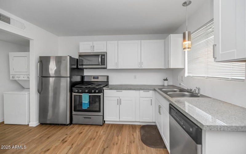 715721 W Cinnabar Ave-large-027-013-7157