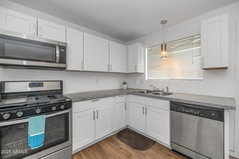 715721 W Cinnabar Ave-large-028-029-7157