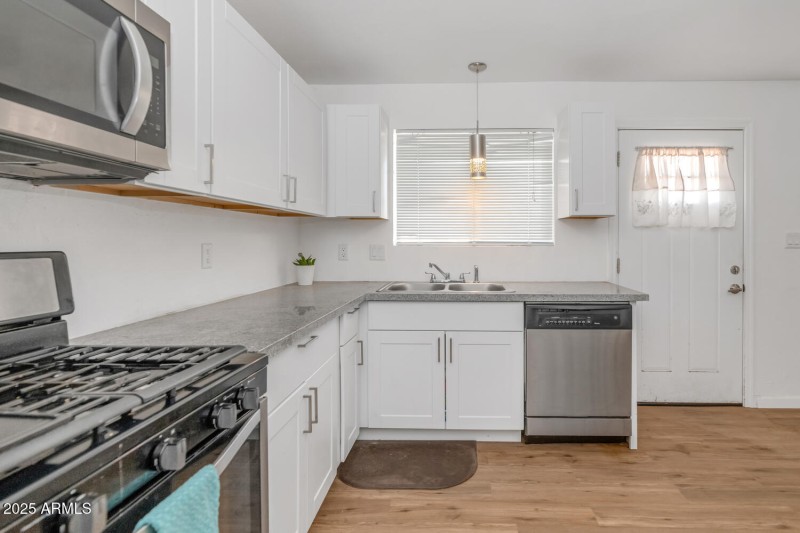 715721 W Cinnabar Ave-large-029-018-7157