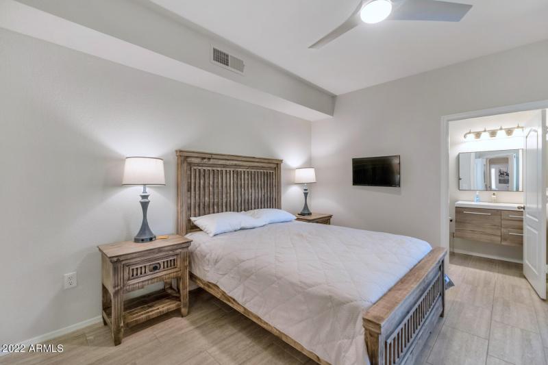 1411 E Orangewood Ave-large-013-022-1411