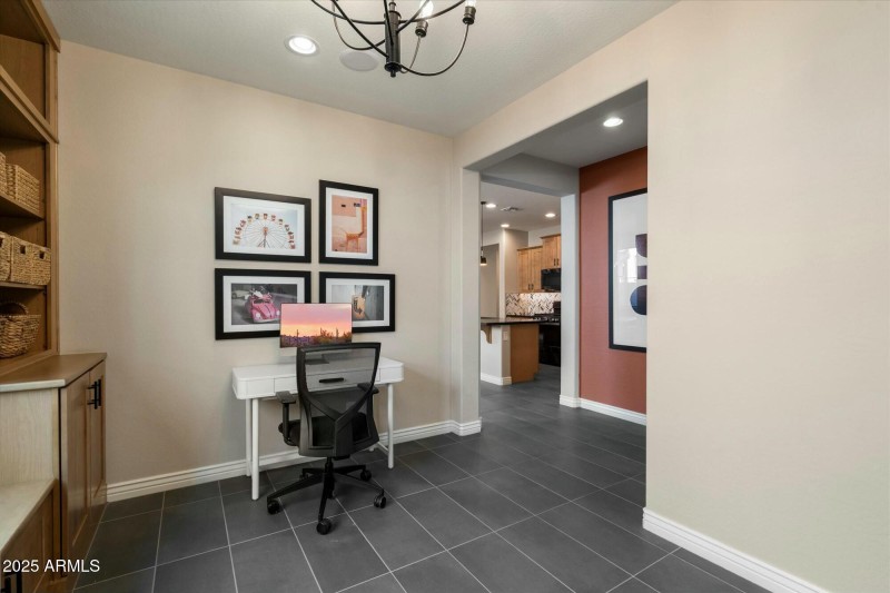 Office w/ build in shelves