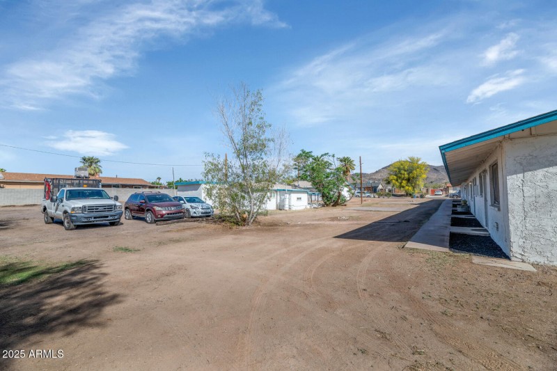 715 W Cinnabar Ave-large-013-034-715 W C