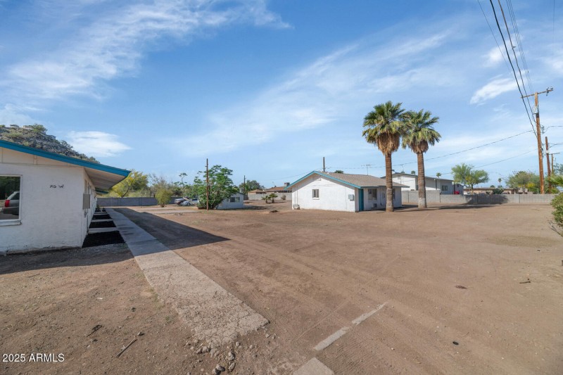 715 W Cinnabar Ave-large-014-026-715 W C