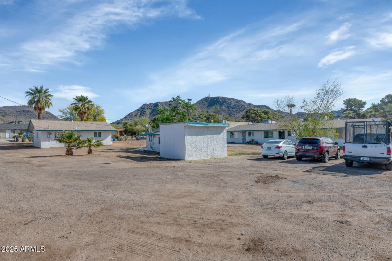 715 W Cinnabar Ave-large-015-033-715 W C