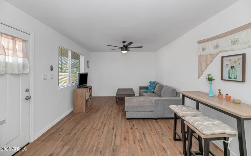 715 W Cinnabar Ave-large-019-021-715 W C