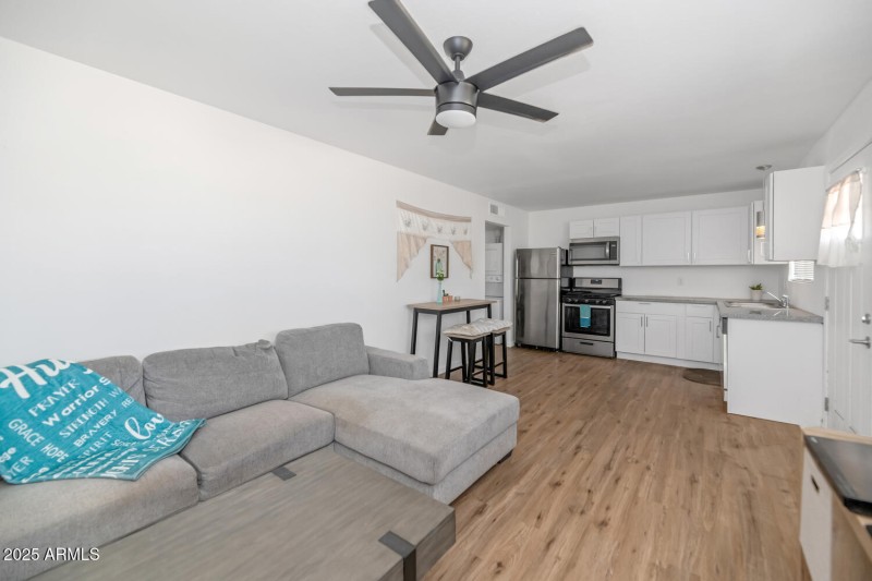 715 W Cinnabar Ave-large-020-017-715 W C