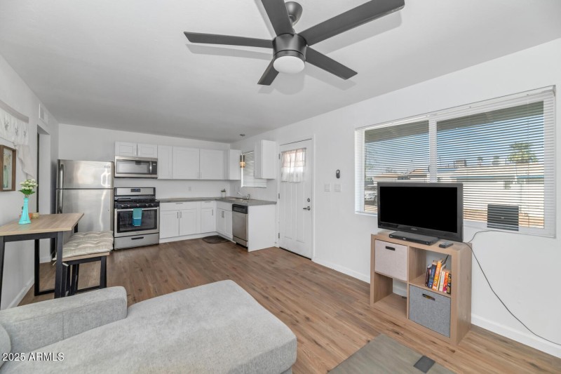 715 W Cinnabar Ave-large-022-027-715 W C