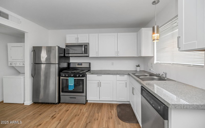 715 W Cinnabar Ave-large-023-023-715 W C