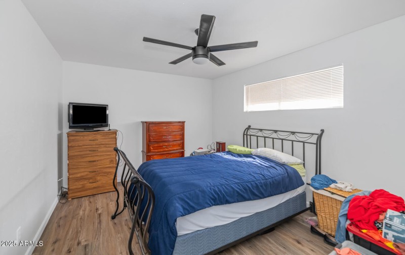 715 W Cinnabar Ave-large-026-020-715 W C