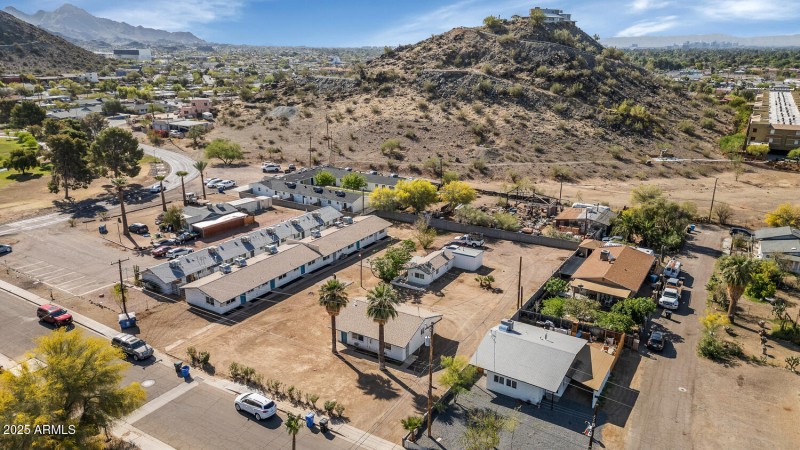 721 W Cinnabar Ave-large-003-016-721 W C