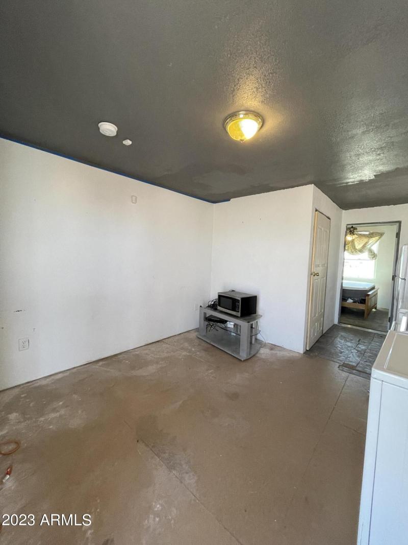 Living area / kitchen