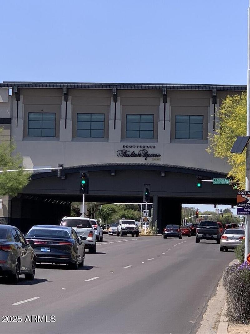 Walking distance to Fashion Square