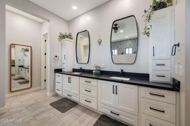 Primary bath dual sinks