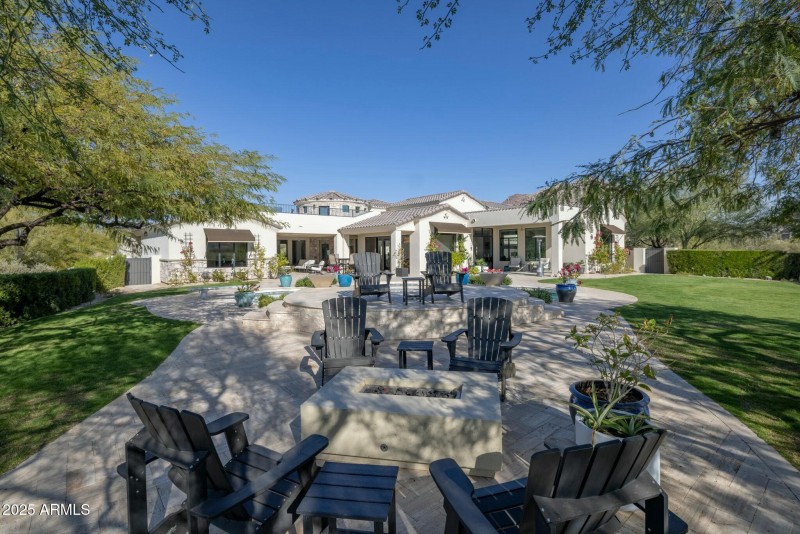 Outdoor Firepit Sitting Area