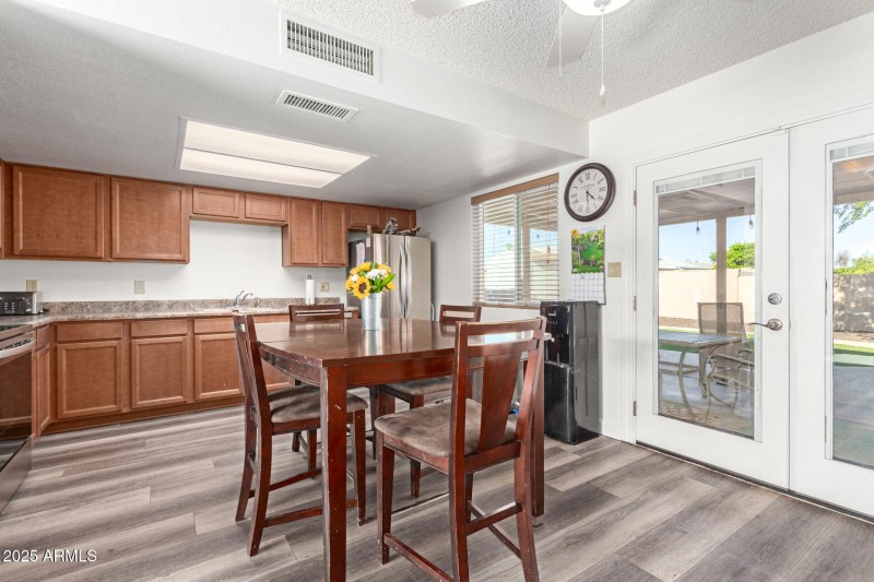 Eat-In Kitchen