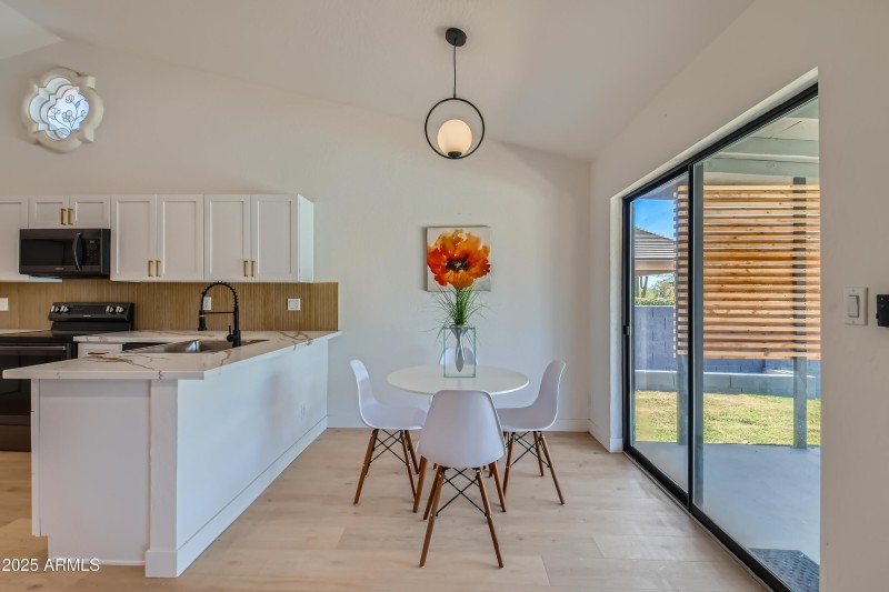 15258 N Del Ray Breakfast Area 2