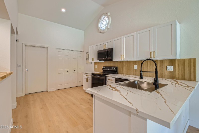 15258 N Del Ray Kitchen 1