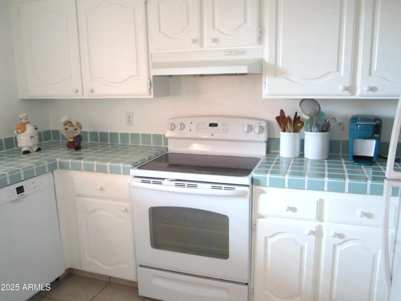 11 413 WHITE CABINETRY